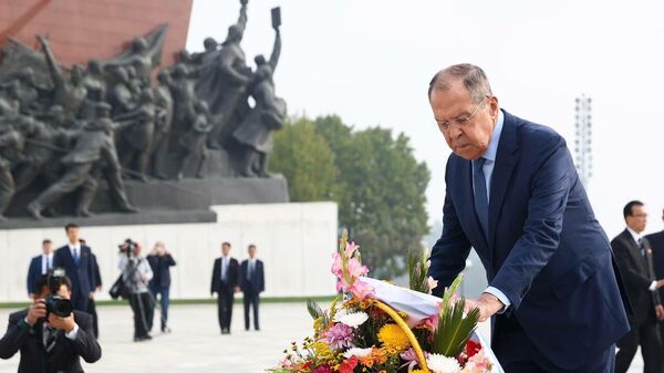 俄外長在正式訪朝期間向金日成和金正日紀念碑獻花 - 俄羅斯衛星通訊社