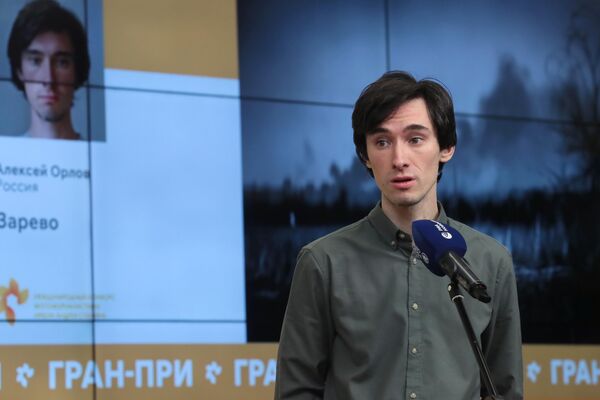 俄罗斯记者阿列克谢·奥尔洛夫的黑白摄影照片《火光》获得了第九届大赛的大奖 - 俄罗斯卫星通讯社