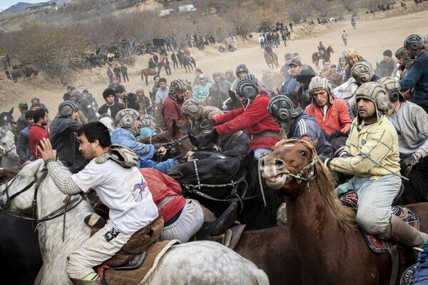 《马背叼羊-最受塔吉克人欢迎的游戏》，二等奖，法国 兰伯特·科尔曼。 - 俄罗斯卫星通讯社