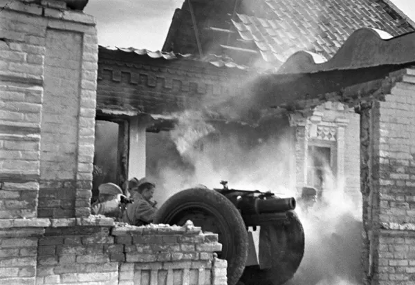 1943年10月，苏联南方面军（1943 年 10 月 20 日起由乌克兰第4方面军进行战斗），在梅利托波尔的巷战中，苏联炮兵直接向埋伏在邻近建筑物中的德军开炮 - 俄罗斯卫星通讯社