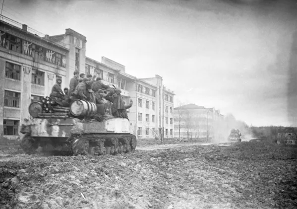1943 年 10 月末至 11 月初，烏克蘭第4方面軍，扎波羅熱州一處定居點內的蘇聯坦克 - 俄羅斯衛星通訊社