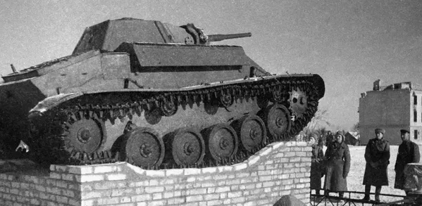 1943 年 12 月，坦克英雄纪念碑修建落成，纪念那些在解放梅利托波尔期间牺牲的坦克兵 - 俄罗斯卫星通讯社