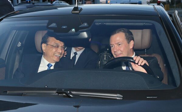2017年12月1日，時任俄羅斯總理梅德韋傑夫（右）和李克強在參觀索契體育場館時乘坐汽車。 - 俄羅斯衛星通訊社