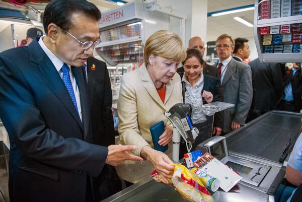 2014年10月10日，李克強和時任德國總理默克爾在柏林一家超市購物。 - 俄羅斯衛星通訊社