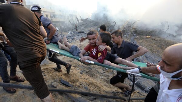 巴勒斯坦人在以色列對加沙空襲後從廢墟中疏散解救兩名受傷的男孩 - 俄羅斯衛星通訊社