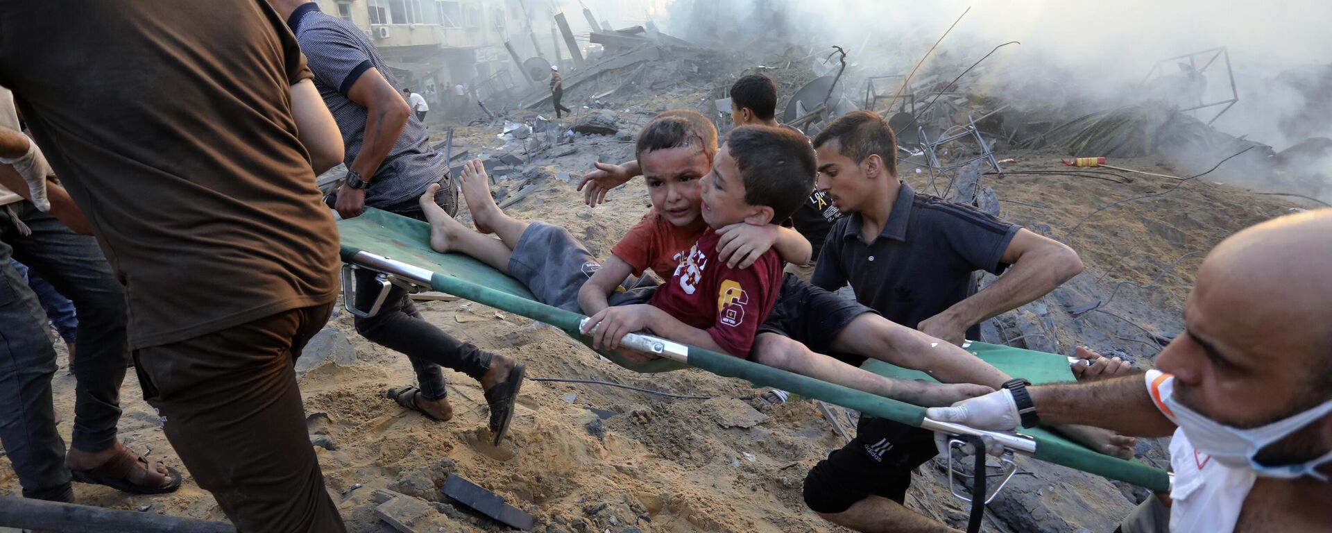 巴勒斯坦人在以色列对加沙空袭后从废墟中疏散解救两名受伤的男孩 - 俄罗斯卫星通讯社, 1920, 01.11.2023