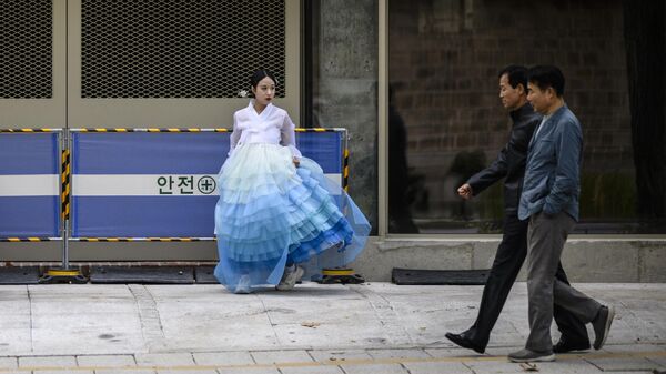 韩国首尔景福宫内一名身着传统服饰的女子 - 俄罗斯卫星通讯社