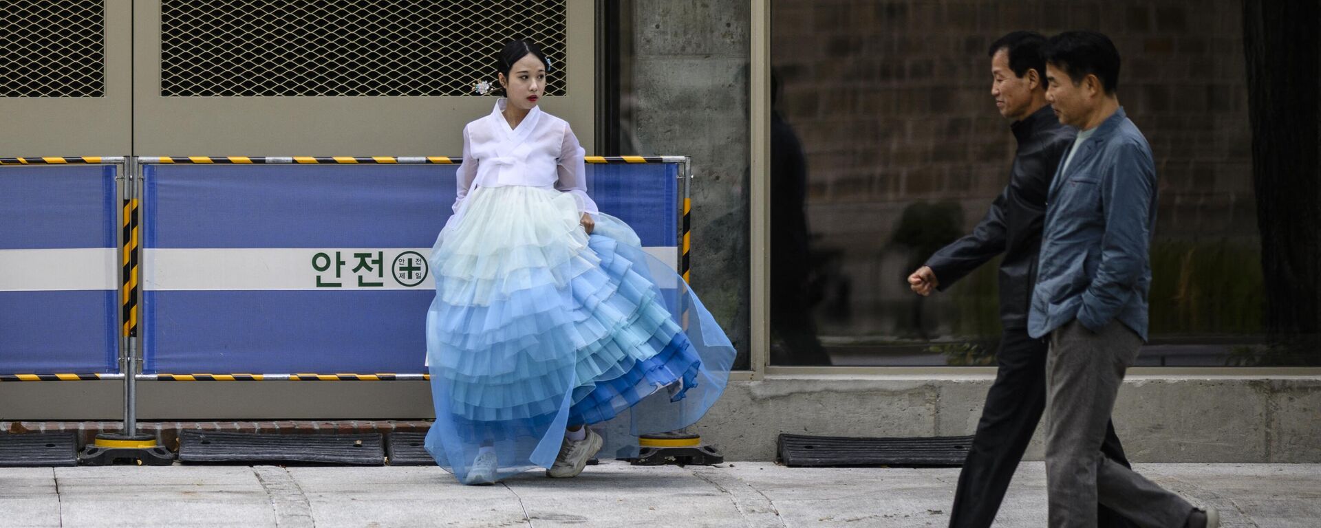 韩国首尔景福宫内一名身着传统服饰的女子 - 俄罗斯卫星通讯社, 1920, 20.06.2024