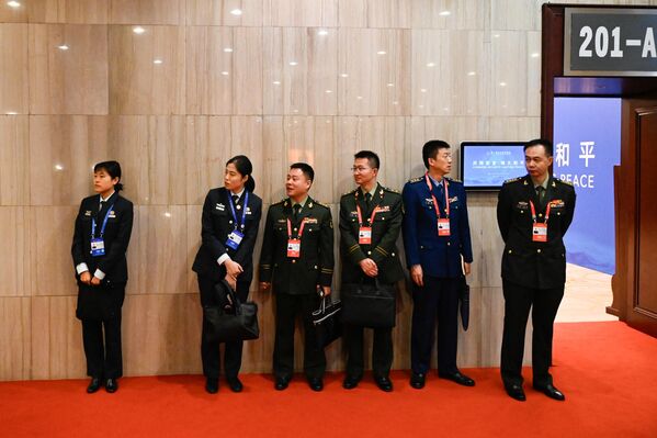 2023年10月30日，在北京香山論壇期間站在房間外的與會者。 - 俄羅斯衛星通訊社