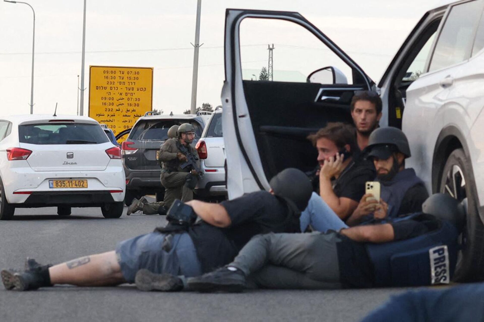 Журналисты прячутся за автомобилями, пока израильские солдаты занимают позиции во время столкновений с палестинскими боевиками возле кибуца Гевим на границе с Газой - 俄罗斯卫星通讯社, 1920, 19.11.2023