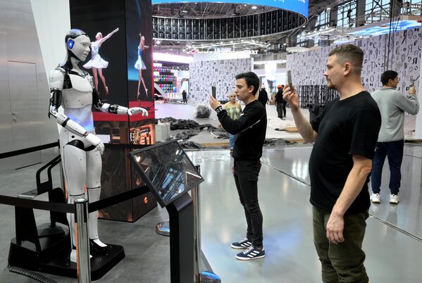 “俄羅斯”國際展覽和論壇開幕前，“中央”館一個展台上的佈置。 - 俄羅斯衛星通訊社