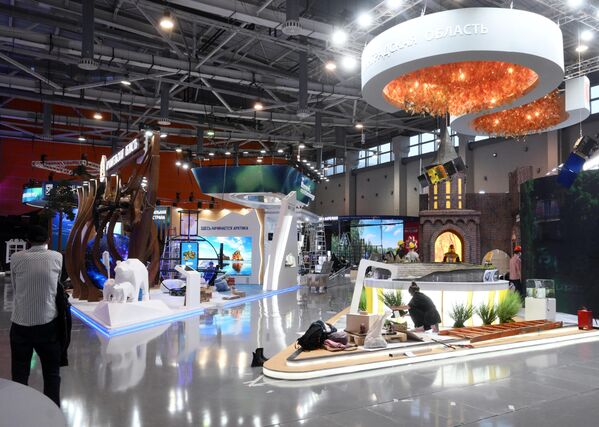 “俄羅斯”國際展覽和論壇開幕前，各行政區在“中央”館內的展台。 - 俄羅斯衛星通訊社