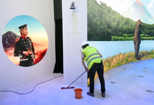 “俄羅斯”國際展覽和論壇開幕前，一名清潔工人在“中央”館的展台上擦地。 - 俄羅斯衛星通訊社