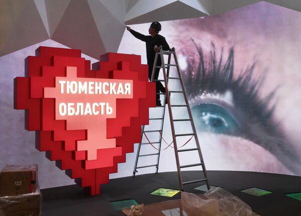 “俄羅斯”國際展覽和論壇開幕前，“秋明”展台的工作人員在布展。 - 俄羅斯衛星通訊社