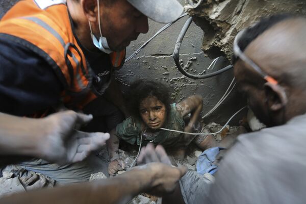 在加沙地帶賈巴利亞難民營，一女孩被困在因以軍空襲而摧毀的建築物的廢墟中，巴勒斯坦人在向她施救。 - 俄羅斯衛星通訊社