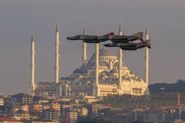 2023年10月29日，在伊斯坦布爾，土耳其空軍飛機在卡姆利卡（Camlica）清真寺上空進行表演飛行，紀念共和國成立100週年。 - 俄羅斯衛星通訊社