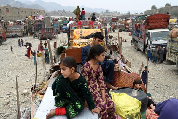2023年11月1日，阿富汗难民乘坐卡车从巴基斯坦抵达楠格哈尔省与阿富交界的托卡姆镇镇（Torkham）。居住在巴基斯坦的大量阿富汗人面临被拘留和驱逐出境的威胁，因为政府要求他们离开的最后期限引发了大规模逃亡。 - 俄罗斯卫星通讯社
