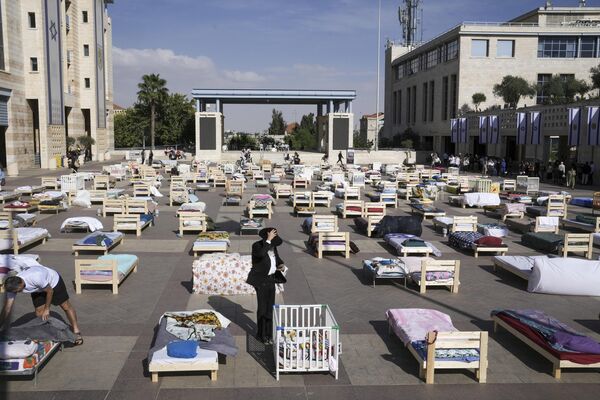 2023年10月30日，在耶路撒冷，人們觀看220多張床和物品，它們象徵著本月早些時候在哈馬斯武裝人員跨境襲擊中被俘的人員。 - 俄羅斯衛星通訊社