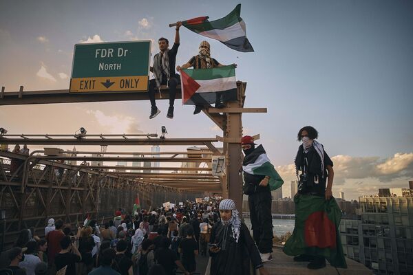 2023年10月28日，在纽约举行的要求停火的亲巴勒斯坦游行中，抗议者高喊口号穿过布鲁克林大桥。 - 俄罗斯卫星通讯社