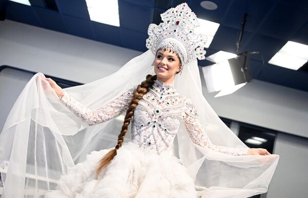 2023年俄罗斯小姐玛格丽塔·戈鲁别娃在“环球小姐-2023”比赛中展示民族服装。 - 俄罗斯卫星通讯社