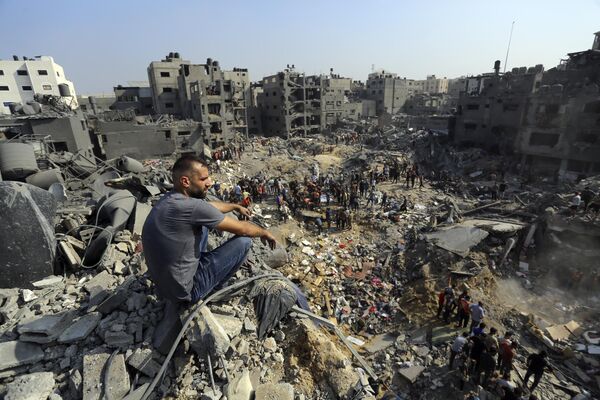 2023年11月1日，在加沙地带北部贾巴利亚难民营，一男子坐在废墟上。 - 俄罗斯卫星通讯社