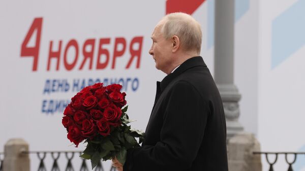 俄羅斯總統普京在11月4日人民團結日向紅場的米寧和波扎爾斯基紀念碑獻花 - 俄羅斯衛星通訊社