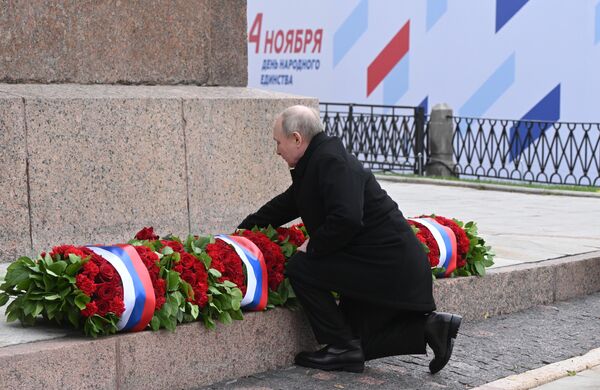 2023年11月4日。俄羅斯總統弗拉基米爾·普京在俄羅斯人民團結日向紅場庫茲馬·米寧和德米特里·波扎爾斯基紀念碑獻花。 - 俄羅斯衛星通訊社