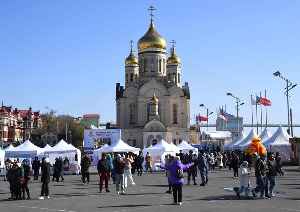 符拉迪沃斯托克中央广场俄罗斯人民团结日庆祝活动的参与者们。 - 俄罗斯卫星通讯社