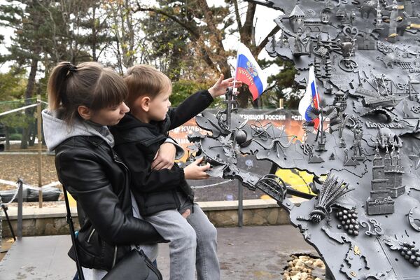 在辛菲罗波尔，参加俄罗斯人民团结日庆祝活动的人员在一幅巨大的俄罗斯锻造地图旁。 - 俄罗斯卫星通讯社
