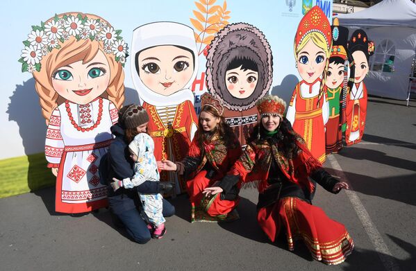俄羅斯人民團結日慶祝活動的參與者們在符拉迪沃斯托克中央廣場。 - 俄羅斯衛星通訊社