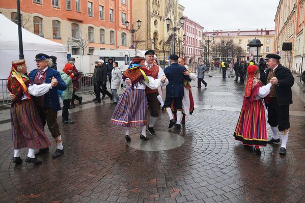 作為聖彼得堡俄羅斯人民團結日慶祝活動一部分的舞蹈團表演。 - 俄羅斯衛星通訊社