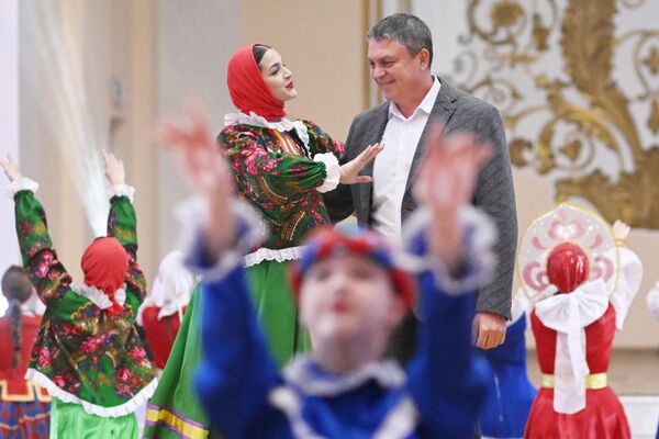 盧甘斯克人民共和國領導人列昂尼德·帕謝奇尼克在盧甘斯克參加慶祝俄羅斯人民團結日的“在（特別行動）自己人之間“活動。 - 俄羅斯衛星通訊社