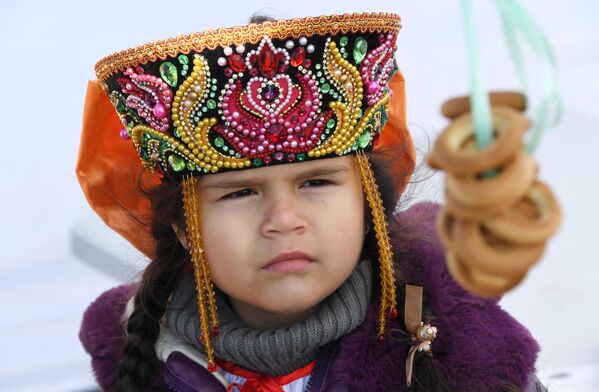 符拉迪沃斯托克中央广场上一名参加俄罗斯人民团结日庆祝活动的小朋友。 - 俄罗斯卫星通讯社