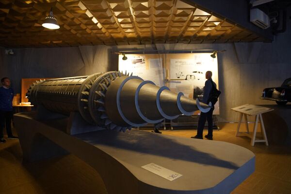 2023年11月4日，莫斯科全俄展览中心(VDNH)，人们在参观原子馆时走过一个“热熔钻”模型，这是一种用于在地下钻探和挖隧道的机器。“原子”展馆是一个永久性的展览中心，旨在展示俄罗斯过去和现代核电工业的主要成就。 - 俄罗斯卫星通讯社