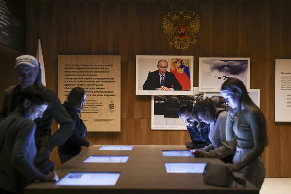 2023年11月4日，莫斯科全俄展览中心(VDNH)，参观者在原子馆观看展览。原子馆是一个永久性展览中心，旨在展示俄罗斯过去和现代核电工业的主要成就。 - 俄罗斯卫星通讯社