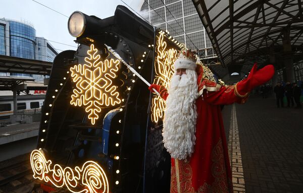 嚴寒老人在嚴寒老人列車前合影，將開啓穿越俄羅斯境內的新年之旅。 - 俄羅斯衛星通訊社