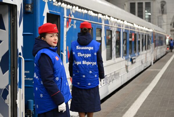 列車員將把嚴寒老人從大烏斯秋格送上從莫斯科基輔火車站出發的“嚴寒老人”列車，開始穿越俄羅斯境內的新年之旅。  - 俄羅斯衛星通訊社