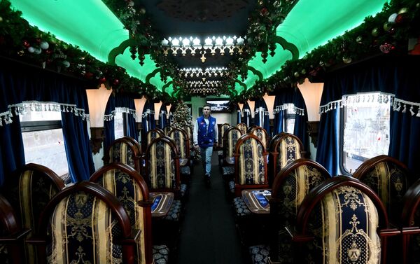 俄罗斯铁路公司推出的严寒老人列车从基辅车站出发，开启穿越俄罗斯境内的新年之旅。餐车里的一名员工正在检查。 - 俄罗斯卫星通讯社
