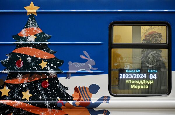 嚴寒老人列車車廂外畫著聖誕樹。 - 俄羅斯衛星通訊社