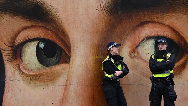 在伦敦市中心特拉法加广场举行的 伦敦支持巴勒斯坦集会 之前，警察在意大利艺术家安托内罗•达•梅西那的《男人肖像》复制画前 - 俄罗斯卫星通讯社