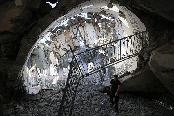 巴勒斯坦，巴勒斯坦人查看哈立德•伊本•瓦利德清真寺的废墟。 - 俄罗斯卫星通讯社