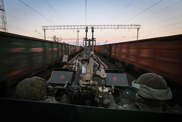 中央軍區軍人正在克拉斯諾利曼斯基方向的“葉尼塞”號特種裝甲列車上進行特別軍事行動。 - 俄羅斯衛星通訊社