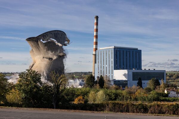 法國，蒙索萊米訥前露西燃煤發電廠被毀。 - 俄羅斯衛星通訊社