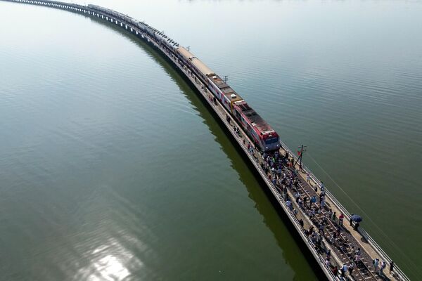 泰國，遊客在廣受歡迎的“水上列車” 鐵路橋上。 - 俄羅斯衛星通訊社