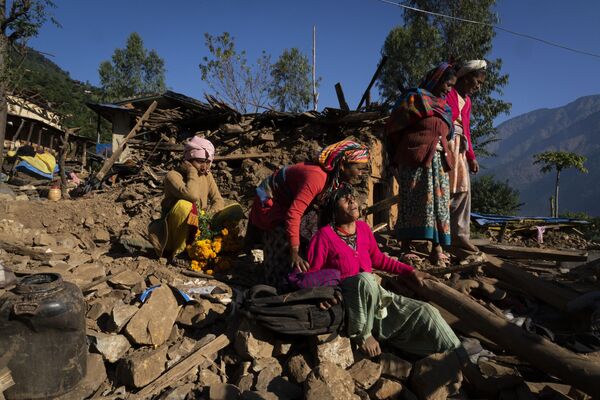 尼泊爾，一名婦女在因地震受損的房屋旁哭泣，她的兒子、兒媳和孫子都在此遇難。 - 俄羅斯衛星通訊社
