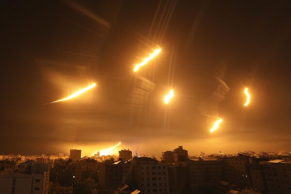 以色列的信號彈照亮加沙城的夜空。 - 俄羅斯衛星通訊社