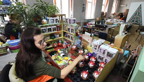 在克拉斯诺亚尔斯克的“比留辛卡”玩具厂，艺术家在用传统技术制作的模制玻璃新年装饰品上进行手绘。 - 俄罗斯卫星通讯社