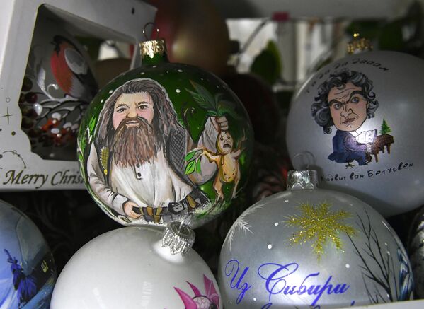克拉斯诺亚尔斯克“比留辛卡”玩具厂艺术家工作场所的手绘玻璃模制圣诞树装饰成品样品。 - 俄罗斯卫星通讯社