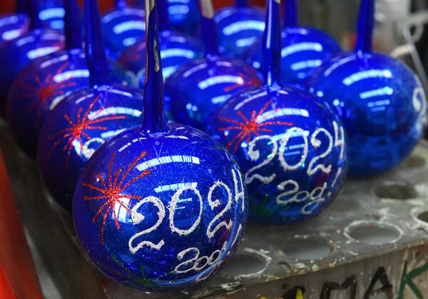 克拉斯諾亞爾斯克“比留辛卡”玩具廠採用傳統技術製作的手繪玻璃新年球。 - 俄羅斯衛星通訊社