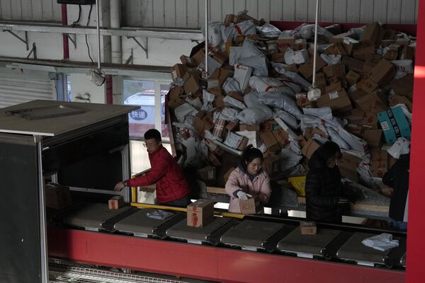 北京京東配送中心的工作人員正在分揀包裹。 - 俄羅斯衛星通訊社